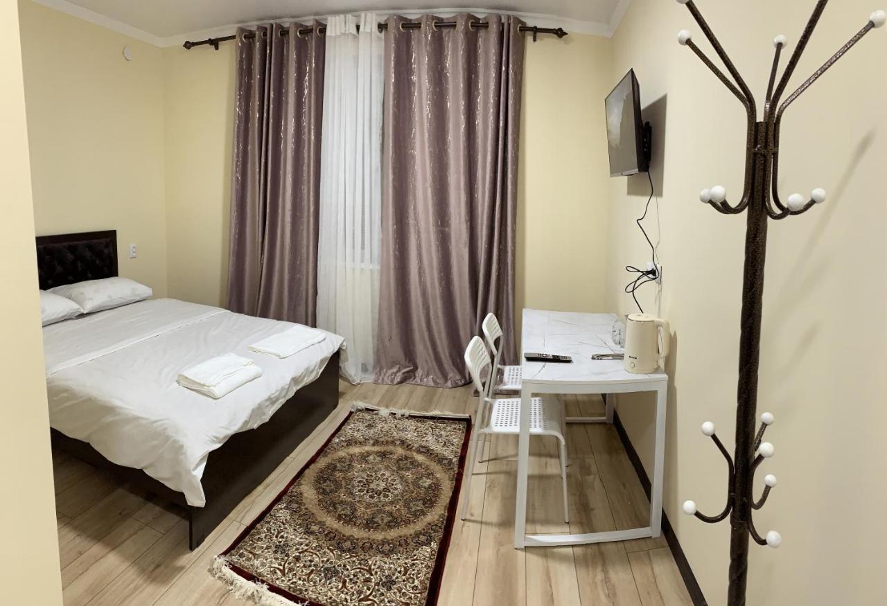 Adi Hotel Bisjkek Eksteriør billede
